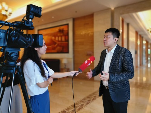 澳門博覽集團董事局主席何海明接受當地傳媒訪問